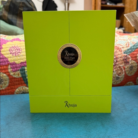 Kiwi Tart Parfum - Bright Lime Green Fragrance Box
